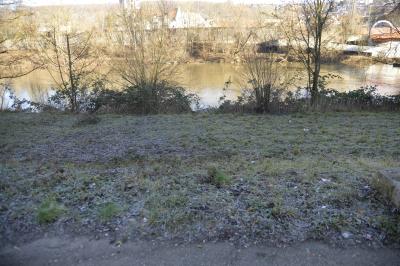 Plochingen: Pkw rollt in den Neckar und verschwindet - Mehrere Feuerwehren und Polizei suchen nach dem Pkw